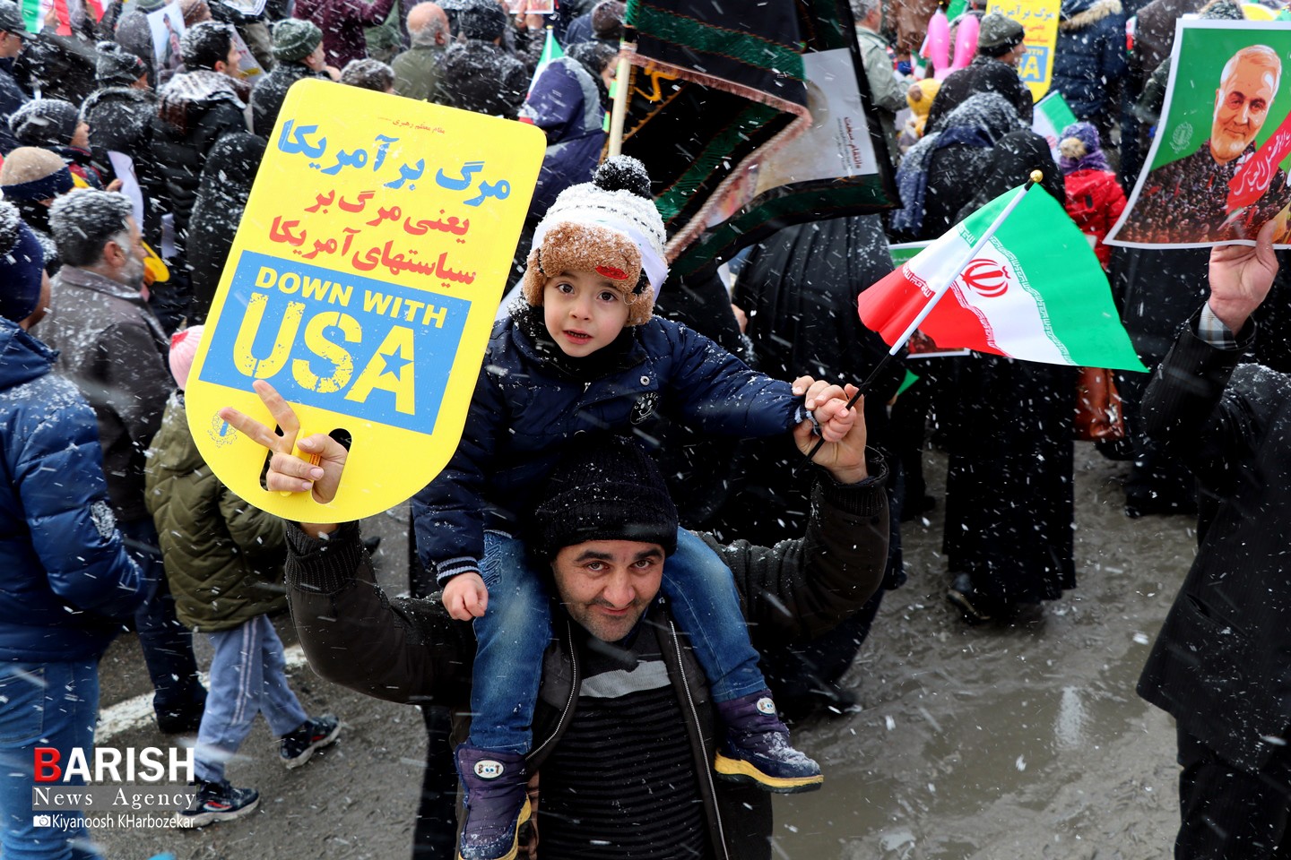 کودکان و نوجوان انقلابی در راهپیمایی 22 بهمن ارومیه