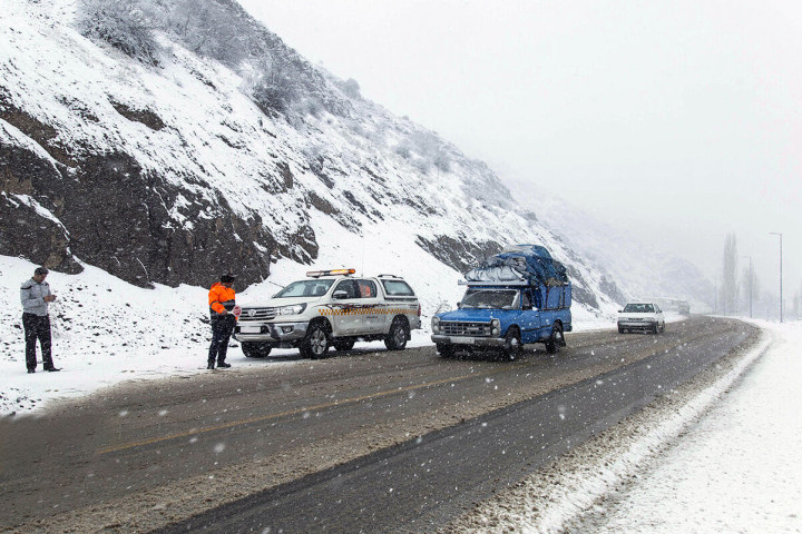 هشدار راهداری آذربایجان غربی درباره لغزندگی جاده‌ها و کاهش دید رانندگان