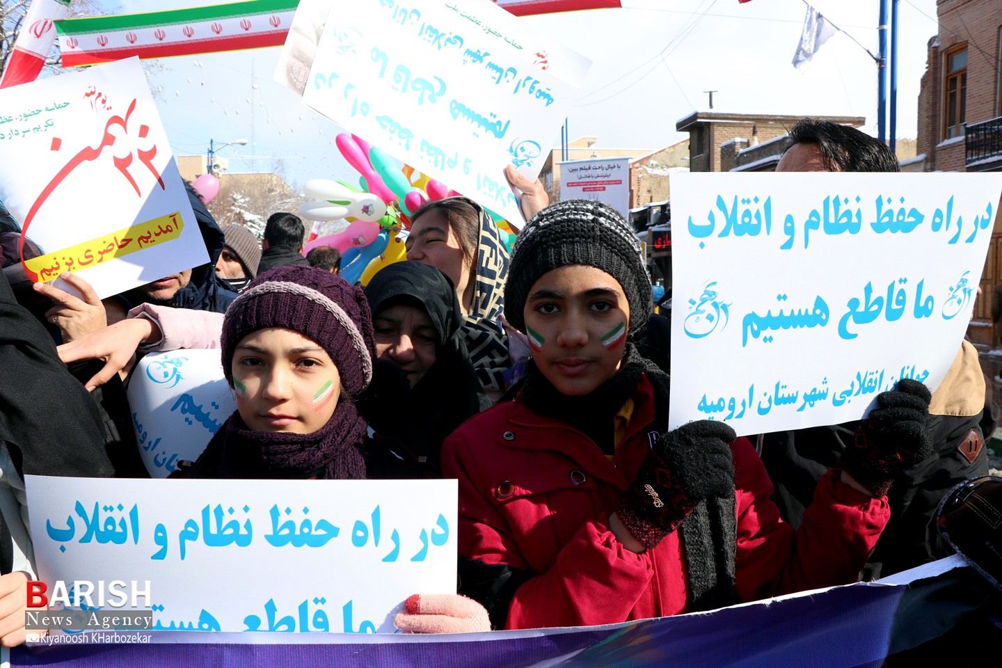 کودکان و نوجوان انقلابی در راهپیمایی 22 بهمن ارومیه