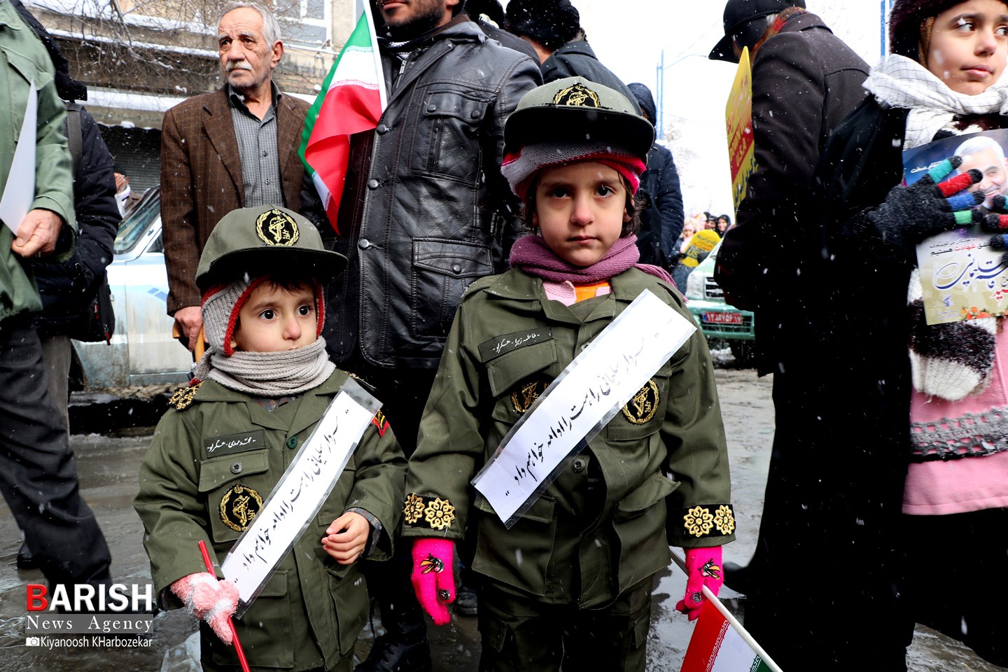 کودکان و نوجوان انقلابی در راهپیمایی 22 بهمن ارومیه