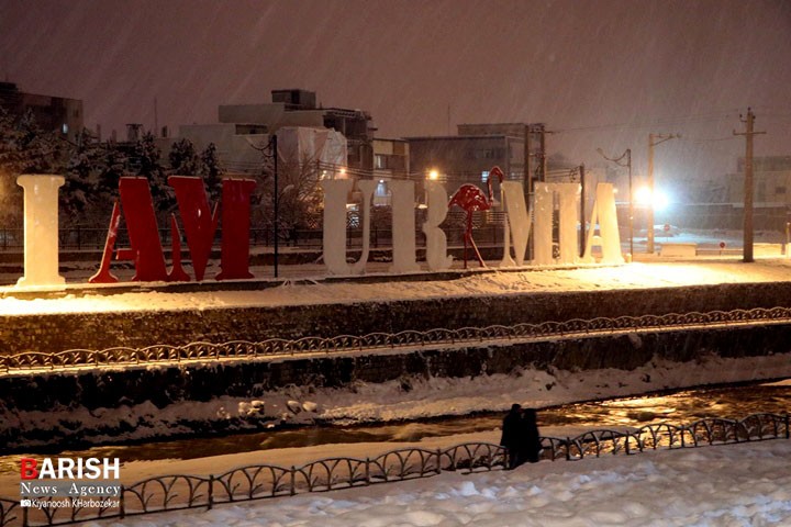 جلوه زیبای شهر ارومیه در یک شب برفی