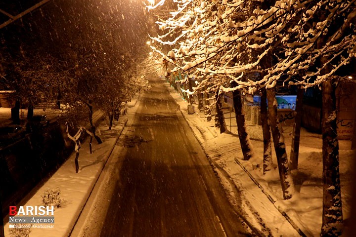 جلوه زیبای شهر ارومیه در یک شب برفی