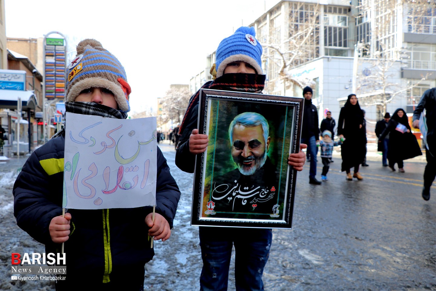 کودکان و نوجوان انقلابی در راهپیمایی 22 بهمن ارومیه