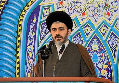 امام جمعه ارومیه: پاسداران سینه خود را در برابر دشمنان سپر کرده اند که از دین و مملکت خود دفاع کنند