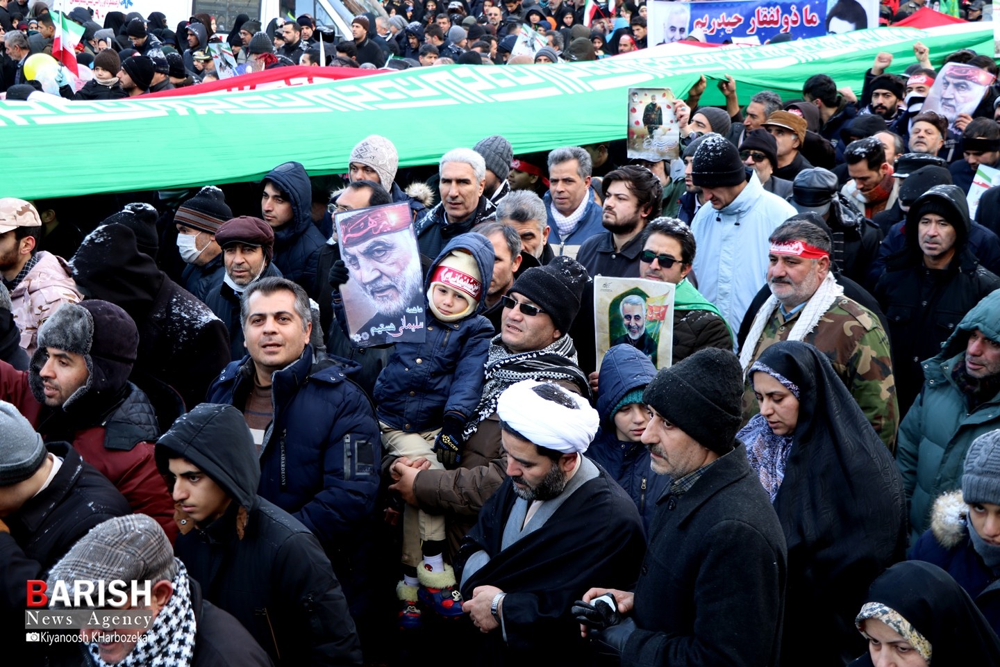 کودکان و نوجوان انقلابی در راهپیمایی 22 بهمن ارومیه