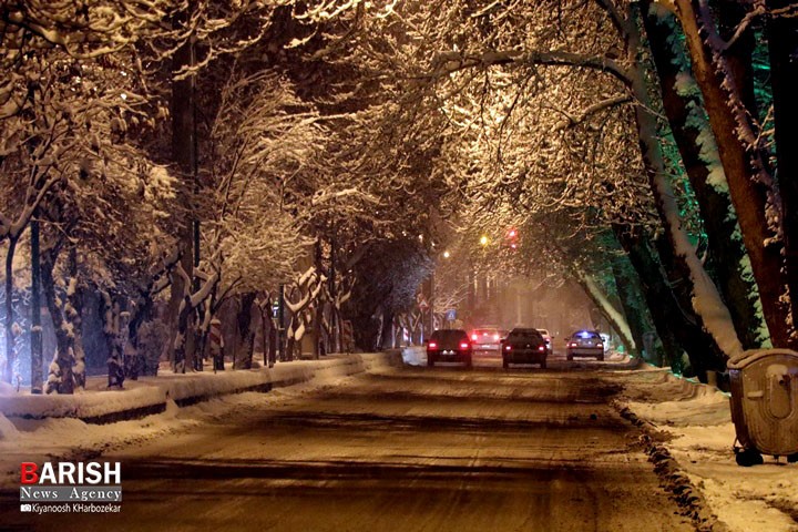 جلوه زیبای شهر ارومیه در یک شب برفی