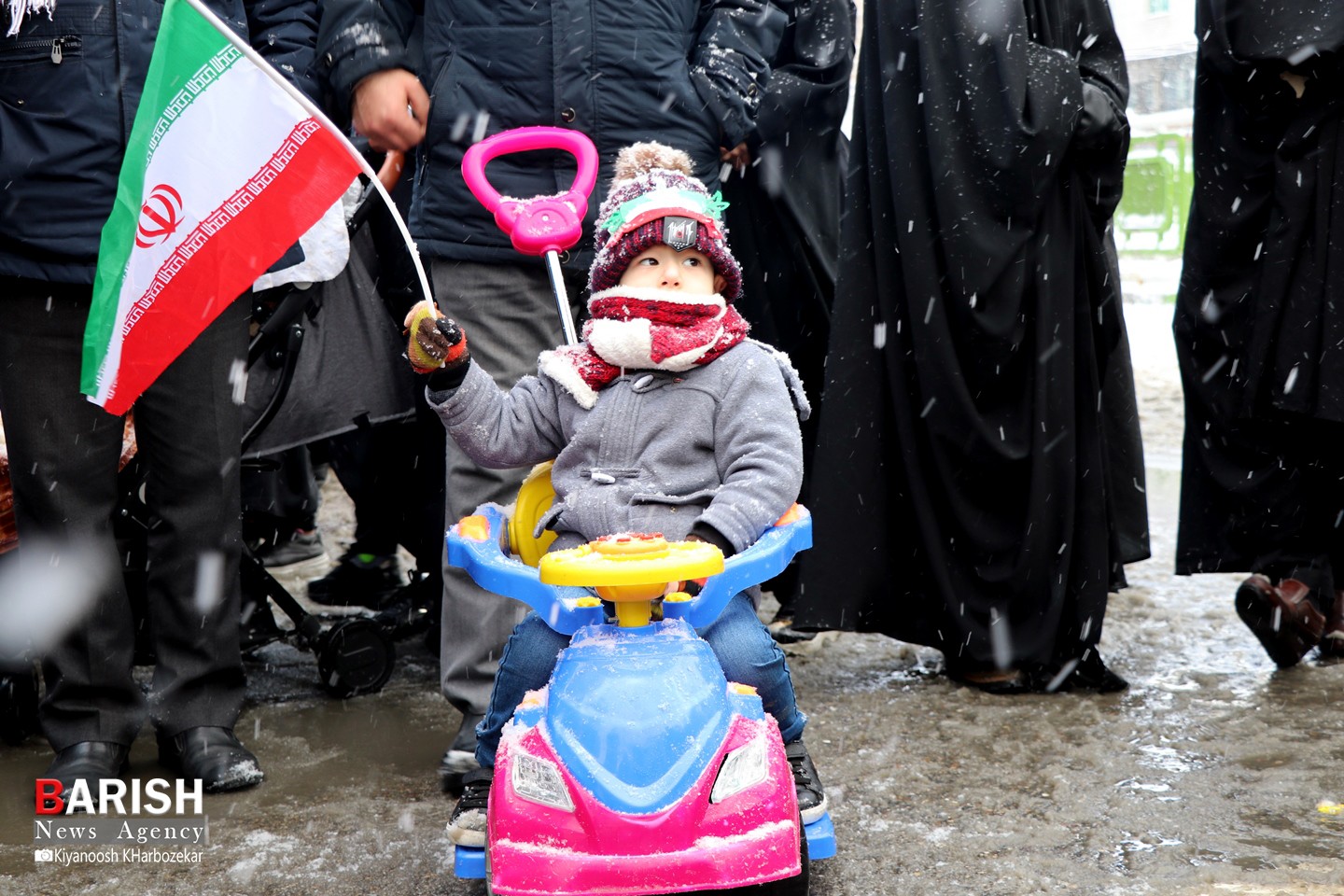 کودکان و نوجوان انقلابی در راهپیمایی 22 بهمن ارومیه