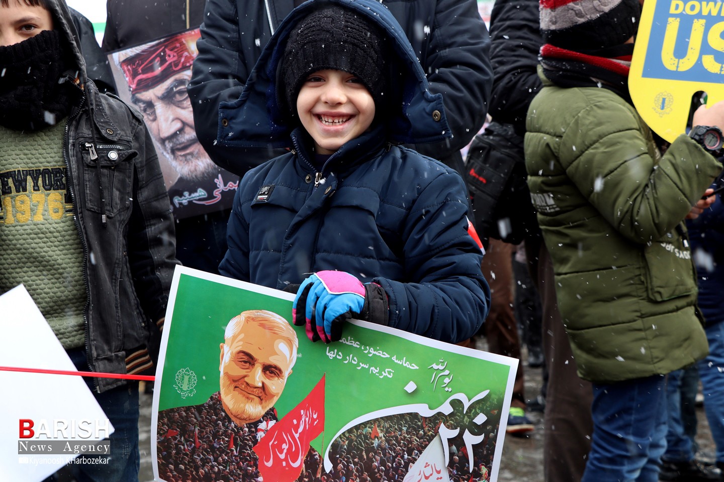 کودکان و نوجوان انقلابی در راهپیمایی 22 بهمن ارومیه