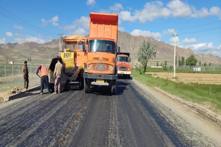 تسطیح و رگلاژ ۱۵۰ کیلومتر از محورهای روستایی شهرستان سلماس در سال جاری