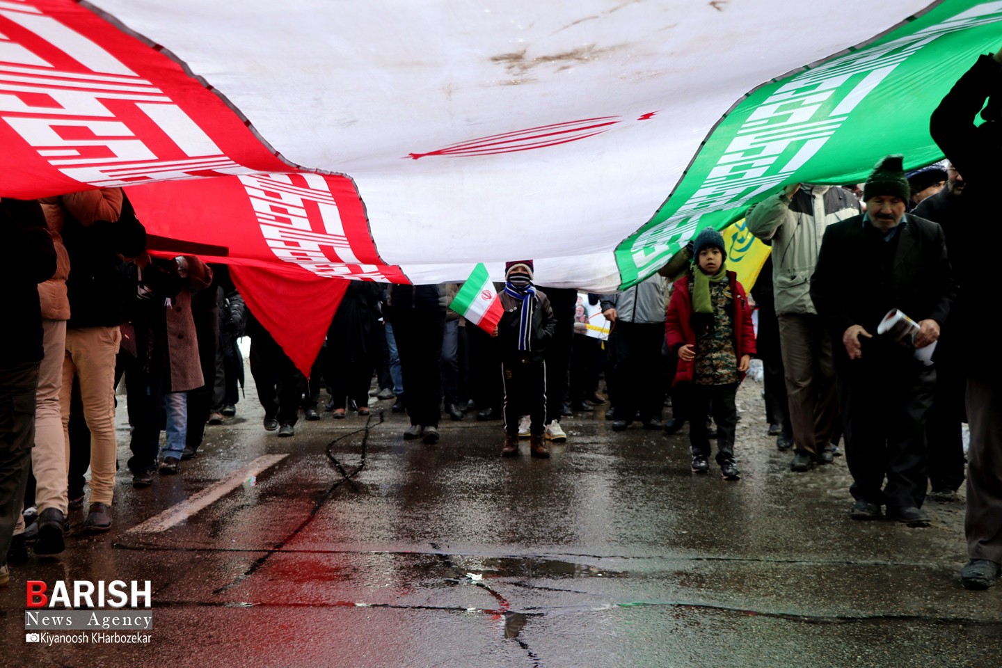 کودکان و نوجوان انقلابی در راهپیمایی 22 بهمن ارومیه