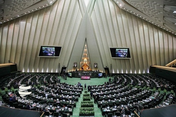 در بحران اقتصادی نمایندگان مجلس پای کار بیایند