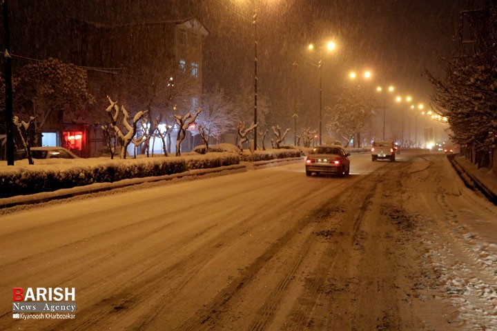 جلوه زیبای شهر ارومیه در یک شب برفی