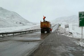 تردد روان در جاده‌ها/محورهای برفگیر استان برف‌روبی شدند