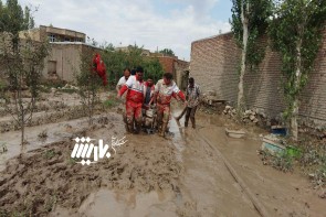 گزارش تصویری از امداد رسانی ماموران هلال احمر به سیل زدگان چایپاره