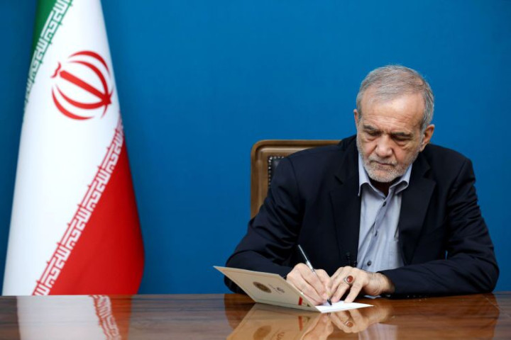 پزشکیان: پرچمی که قائد شهید برافراشت، بر زمین نخواهد ماند